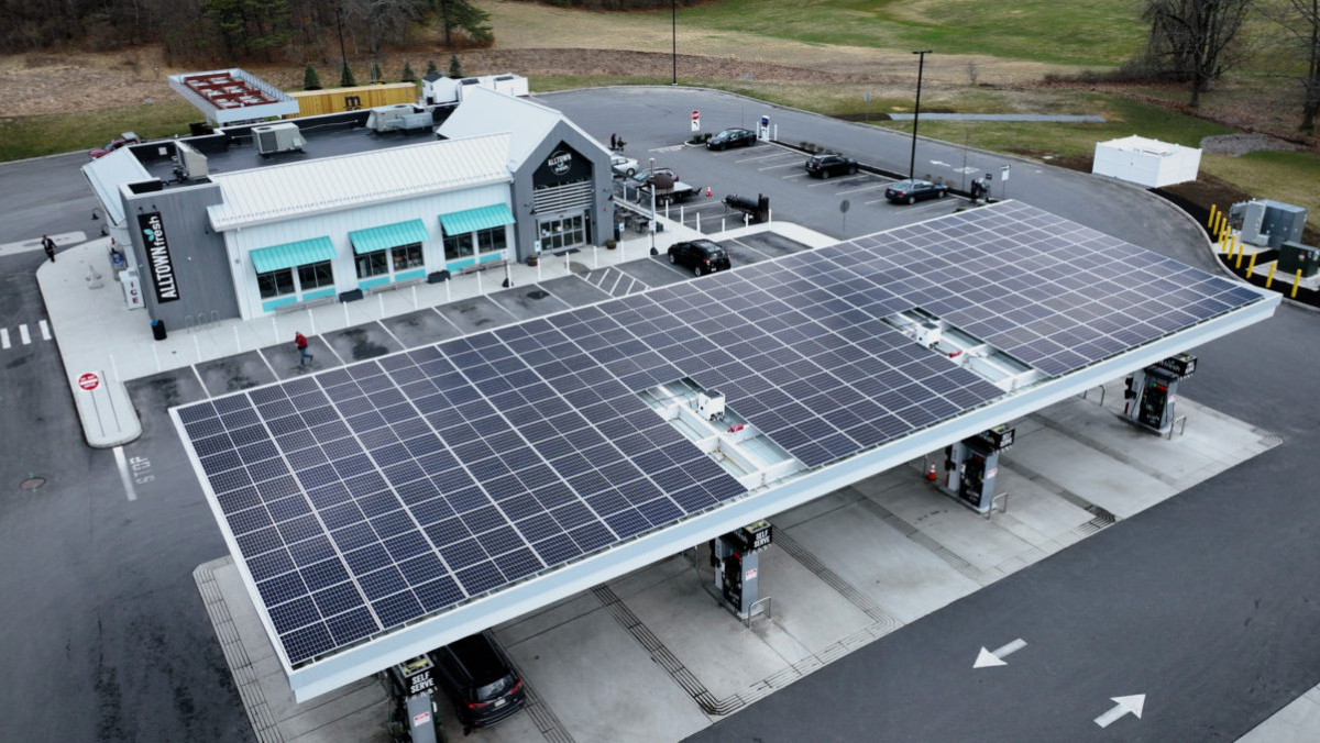 Modern US gas station powered by rooftop solar microgrid for clean energy supply